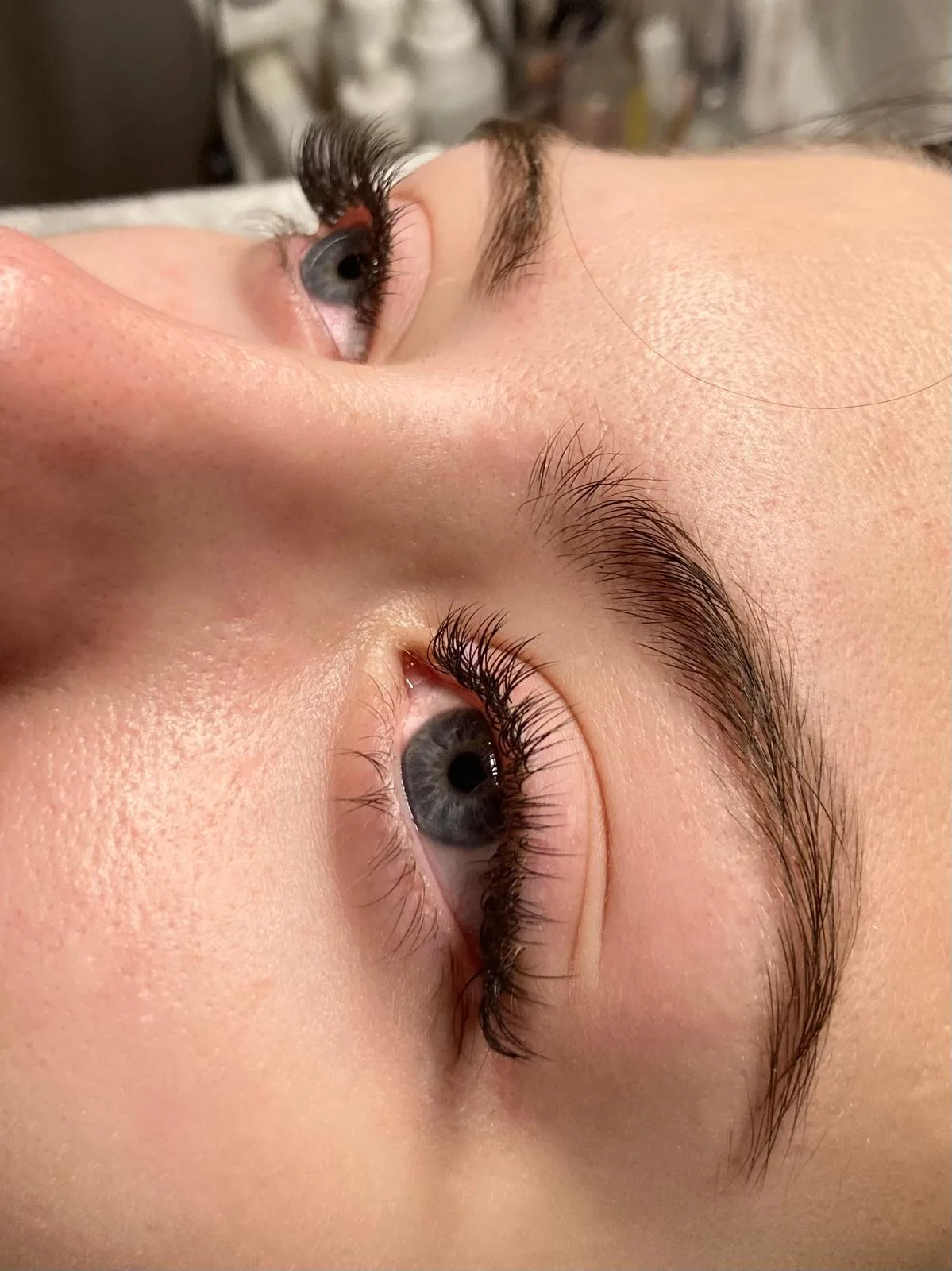 Lash lifting – přirozeně zvednuté řasy a upravené obočí